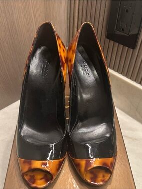 Gucci Leopard/Tortoiseshell Patent Black/Brown Peep-Toe Pumps Size 7 w/Box $595